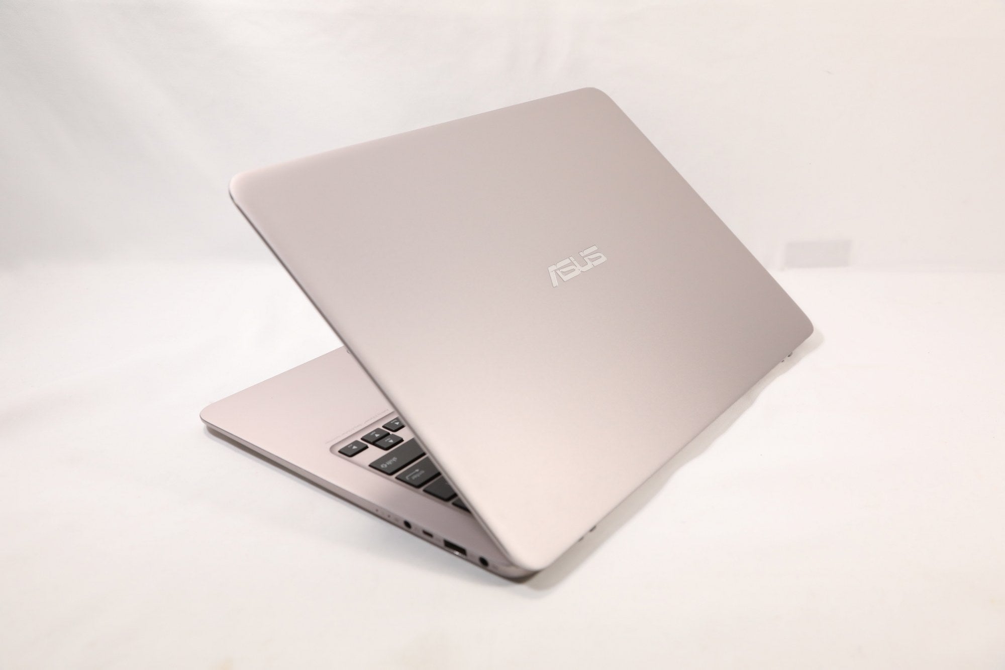 ASUS Zenbook UX305 13" - Intel M3-6Y30 4GB 256GB - Portátil